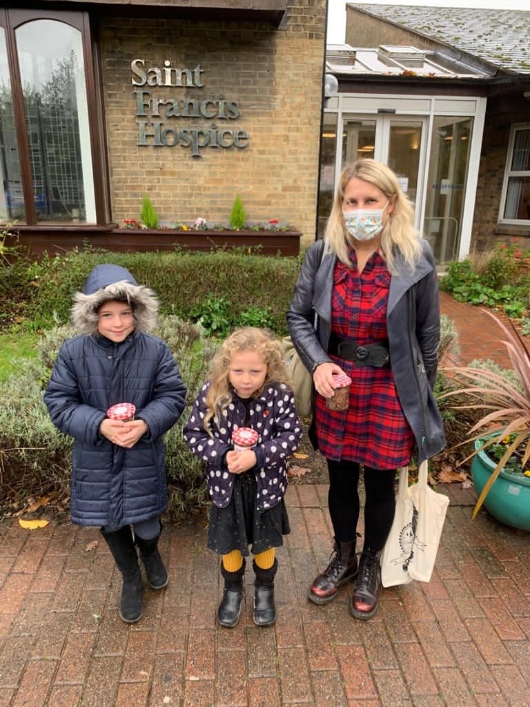 L-R Lucie Elliott with her sister Eleanor and mum Kelly