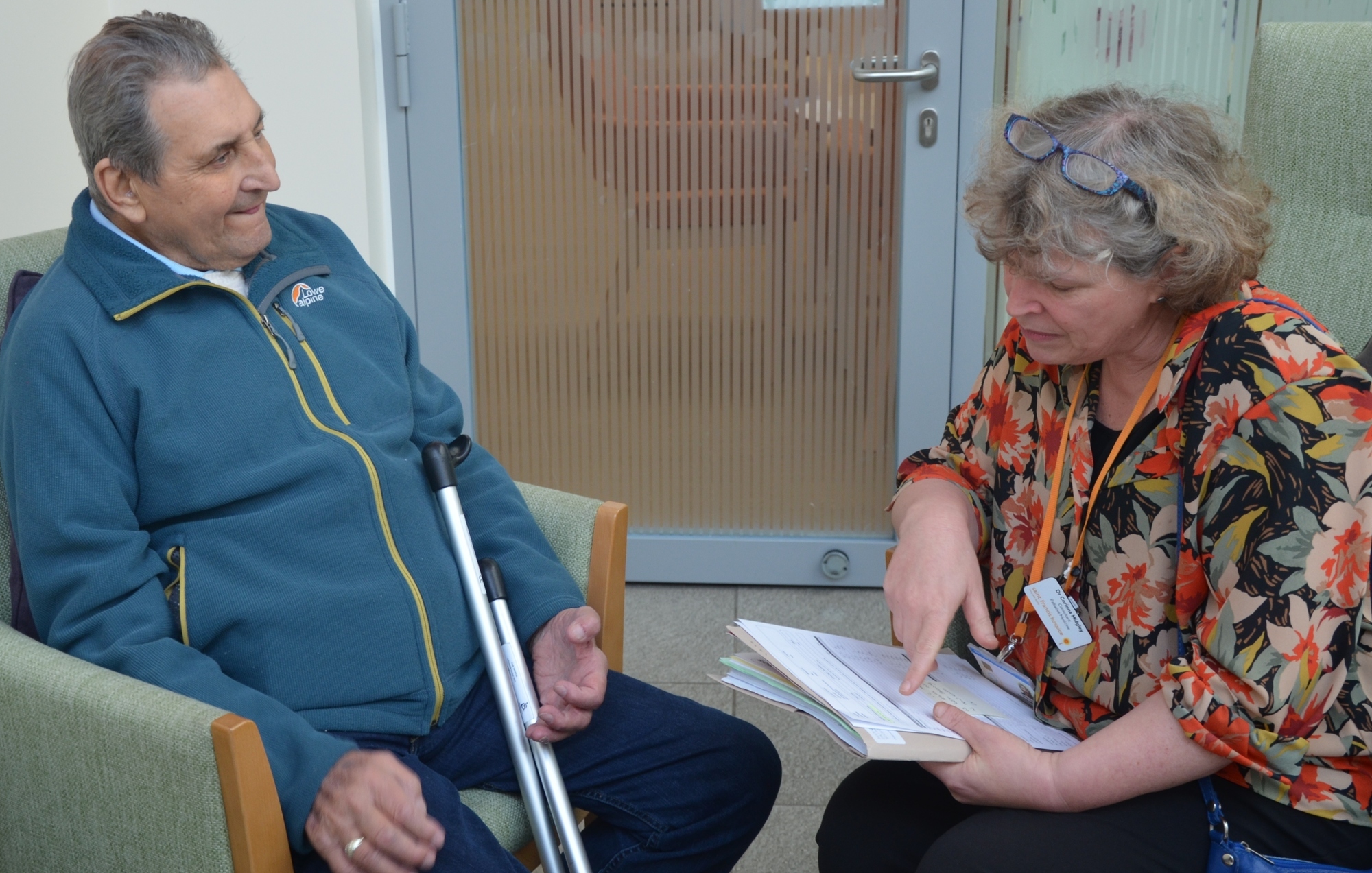 Corinna speaking to a patient at heart failure clinic