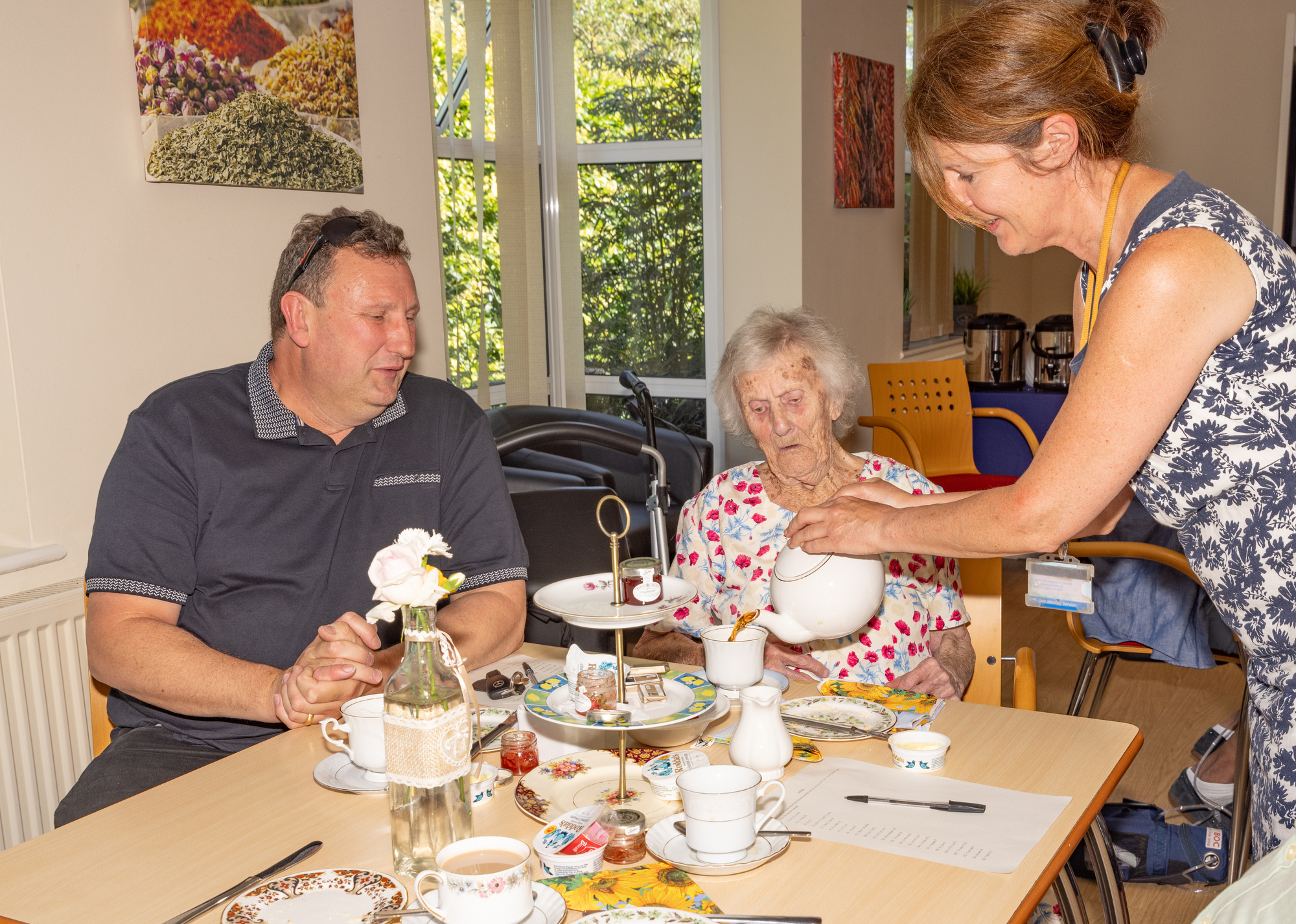 Marion serving tea to Chris and family (cropped)