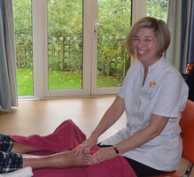 Big smiles as Sharon massages patient's feet on the ward (cropped)