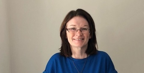 Helen Curran with lottery cheque (cropped)