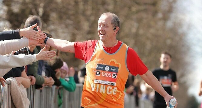 Vince Brand running at Brentwood Half (cropped)