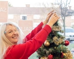 Louisa Danby decorating the Christmas tree (cropped)