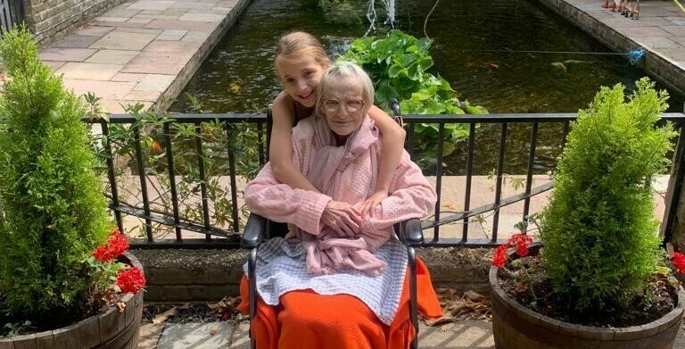 Billie and her nan at the hospice (cropped)