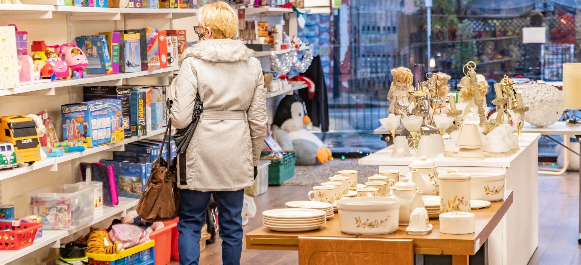 Browsing masked shopper (cropped)